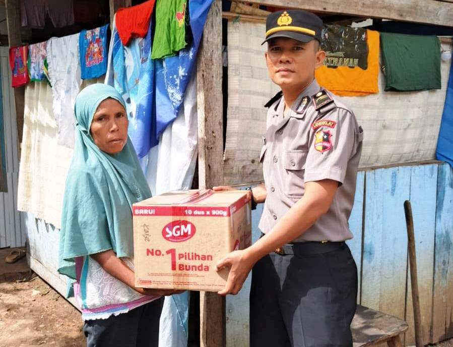 Siswa SIP Ciko Oklef memberikan bantuan pada salah seorang warga masyarakat. 